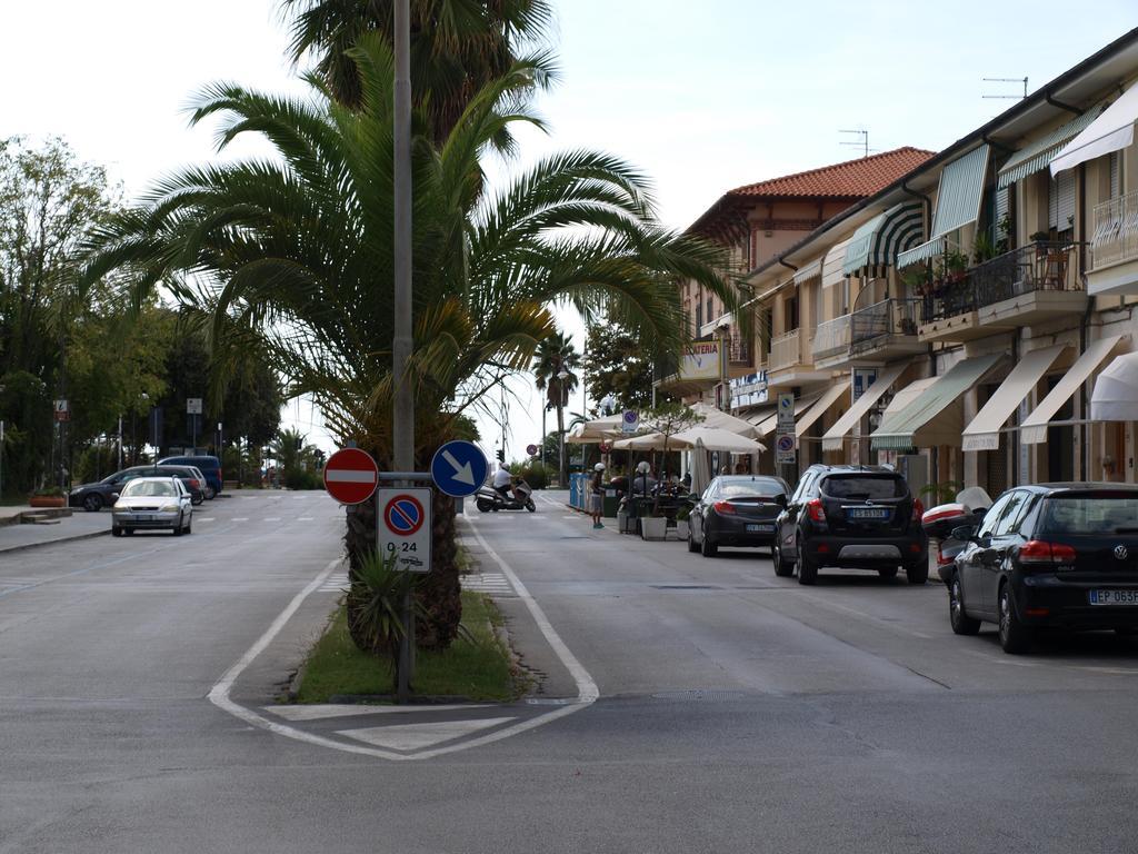 Il Pontile Holidays Apartment Marina di Pietrasanta Quarto foto
